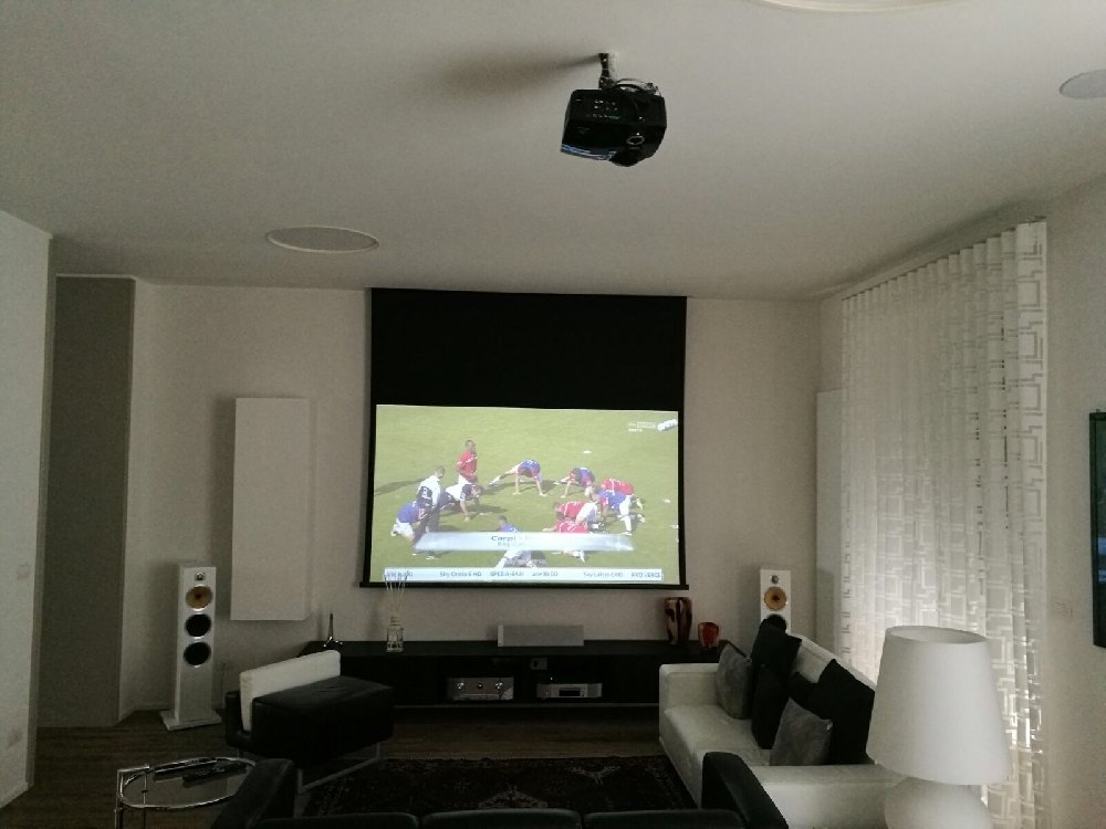 Sala cinema con domotica Control4