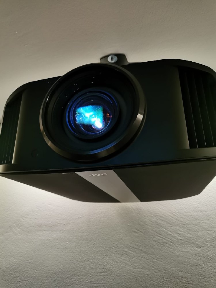 Sala cinema 8K con JVC N9