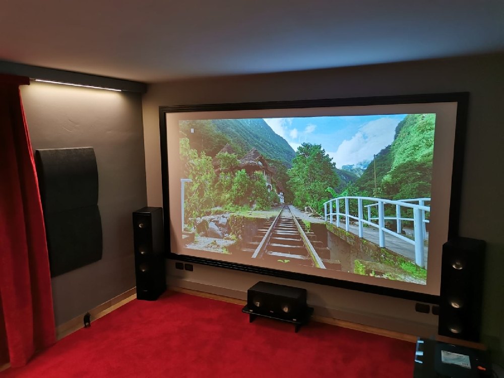Sala cinema 8K con JVC N9