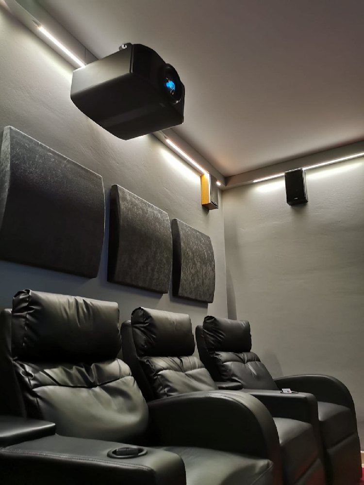 Sala cinema 8K con JVC N9