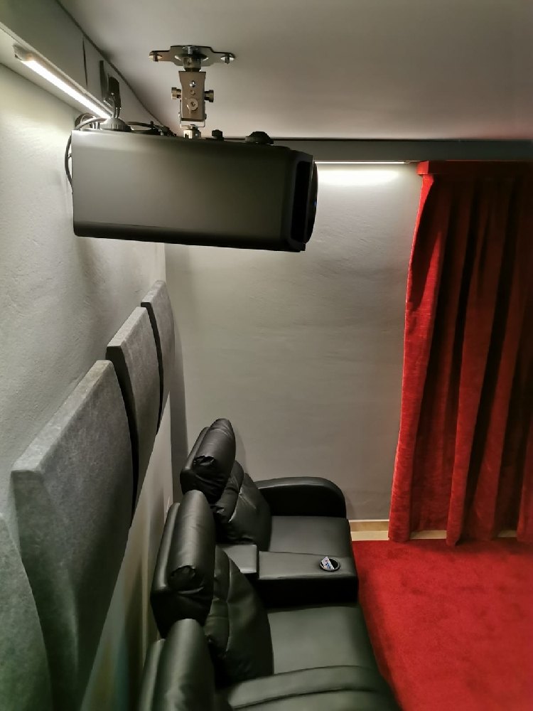 Sala cinema 8K con JVC N9