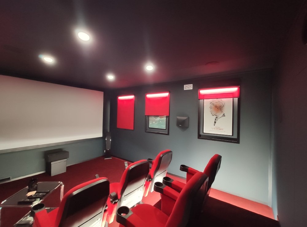 Sala cinema Dolby Atmos nella collina torinese