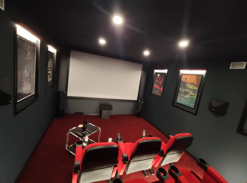 Sala cinema Dolby Atmos nella collina torinese