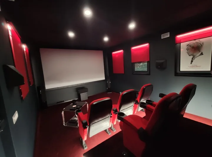 Sala cinema Dolby Atmos nella collina torinese