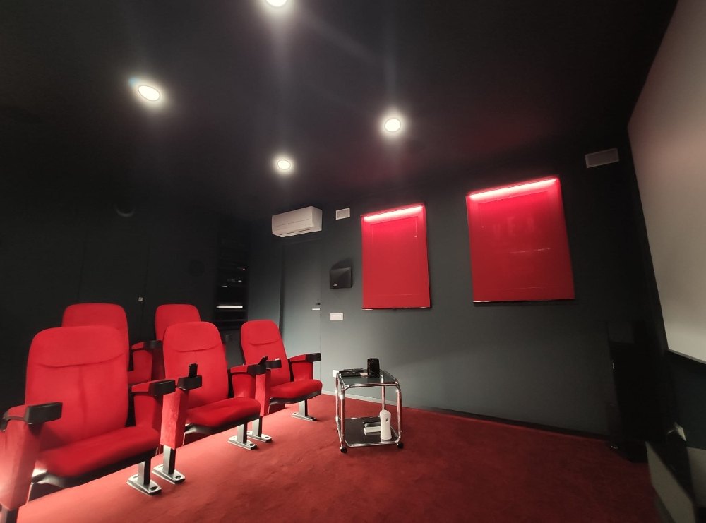 Sala cinema Dolby Atmos nella collina torinese