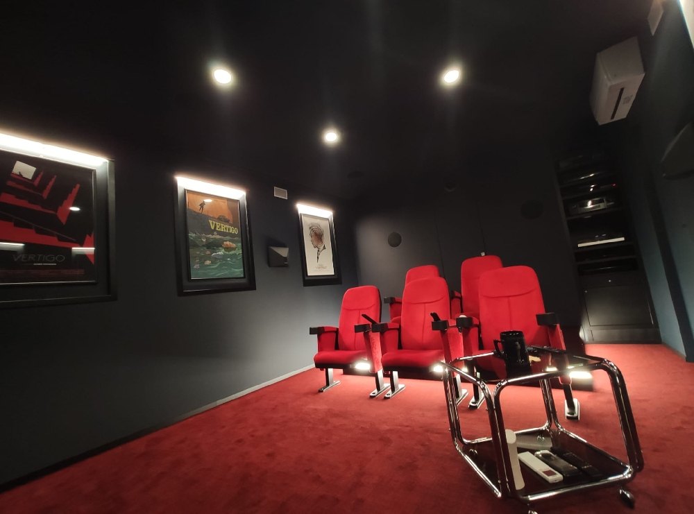 Sala cinema Dolby Atmos nella collina torinese