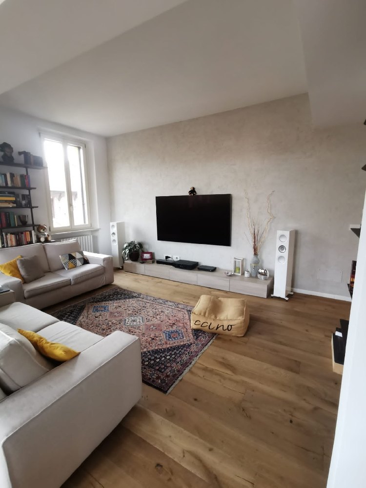 Home cinema in soggiorno con illuminazione d’atmosfera
