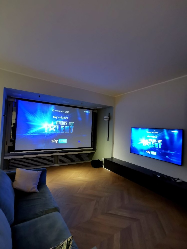 Home cinema in soggiorno con illuminazione d’atmosfera