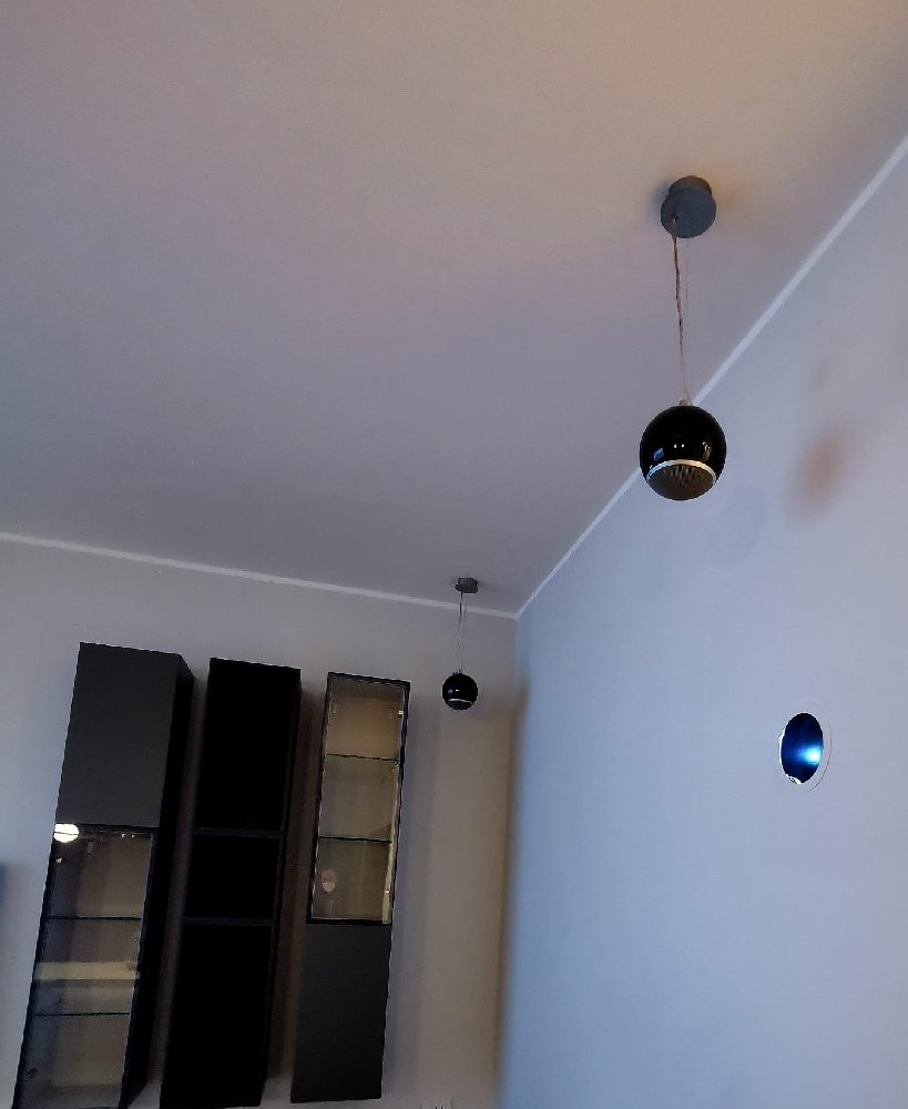 Home cinema in soggiorno con illuminazione d’atmosfera