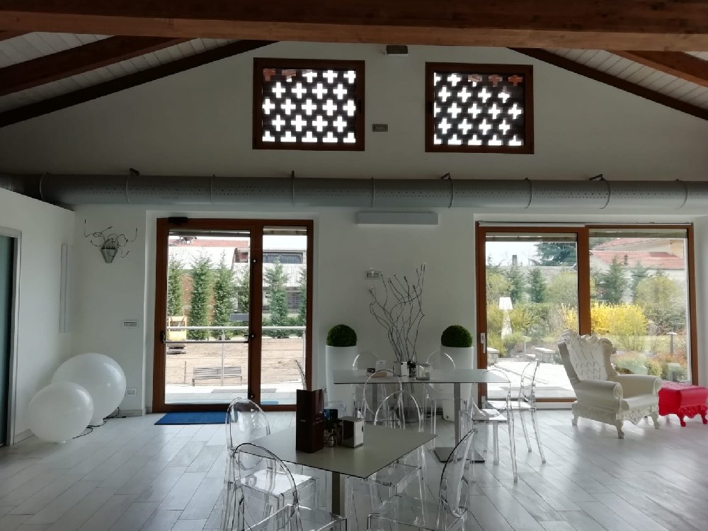 Piscina coperta con impianto audio
