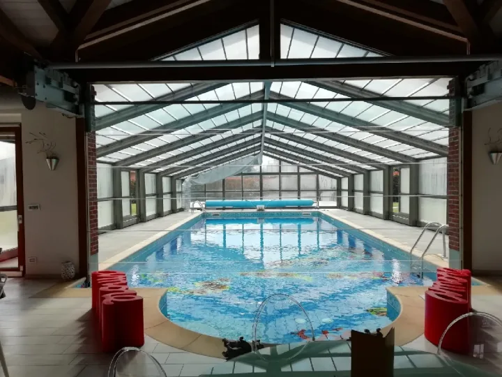 Piscina coperta con impianto audio