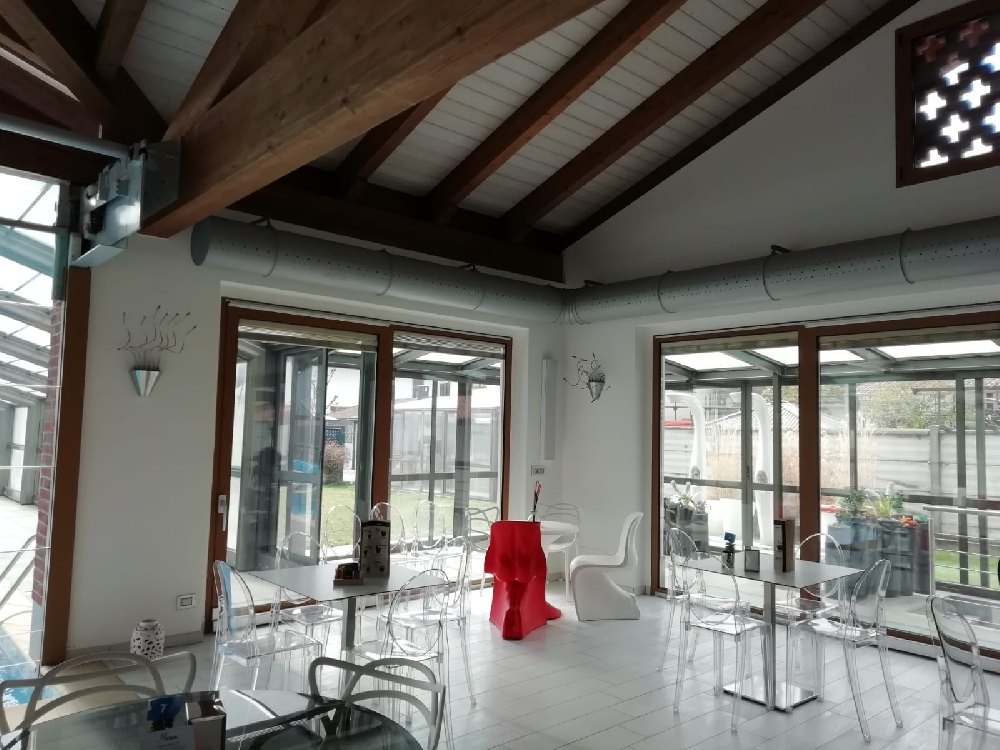 Piscina coperta con impianto audio