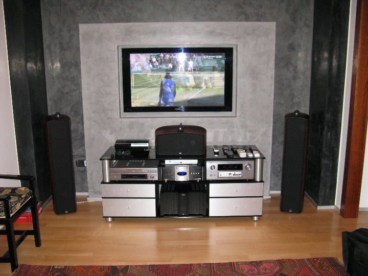 Home cinema con schermo e televisore