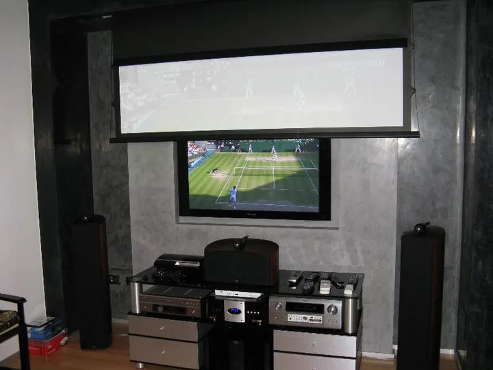 Home cinema con schermo e televisore