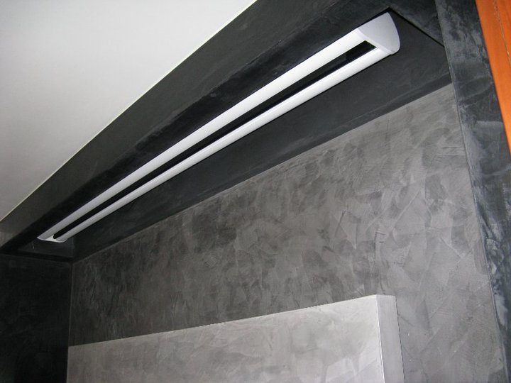 Home cinema con schermo e televisore